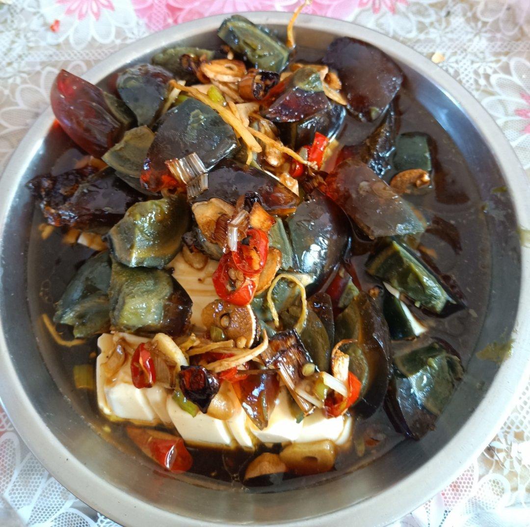 双椒拌皮蛋豆腐