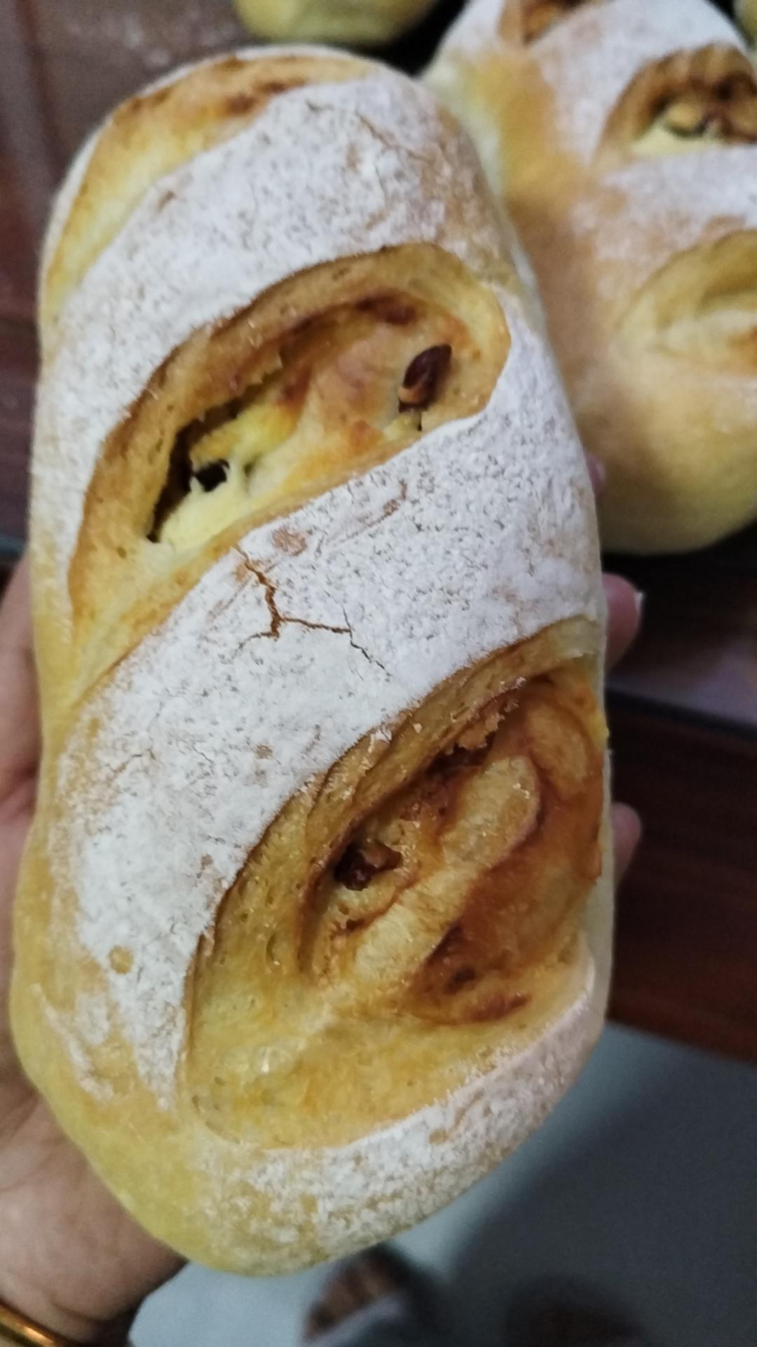 聚会被一抢而空的奶香十足、人人都爱的“葡萄干乳酪夹心软欧包”