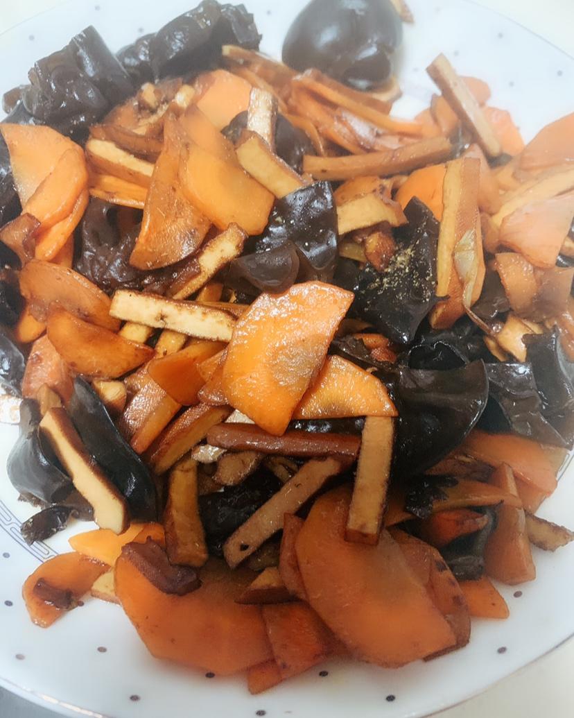 胡萝卜香干炒木耳