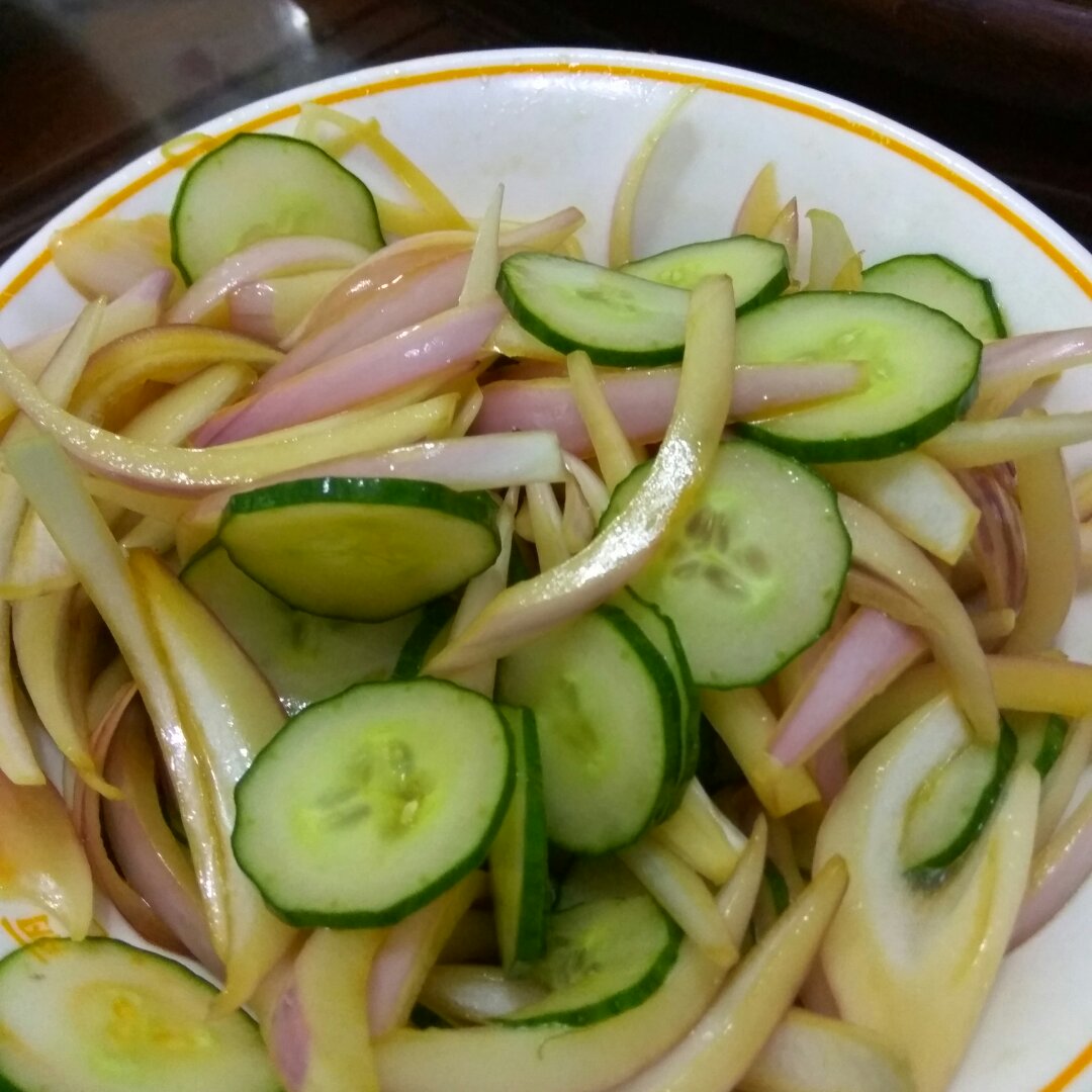 豆子点点做的凉拌洋葱黄瓜