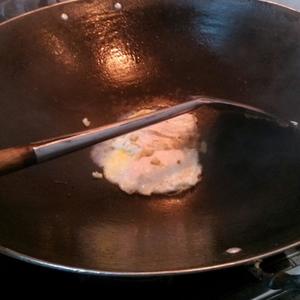 【暖胃】煎蛋枸杞子烧酒汤的做法 步骤4