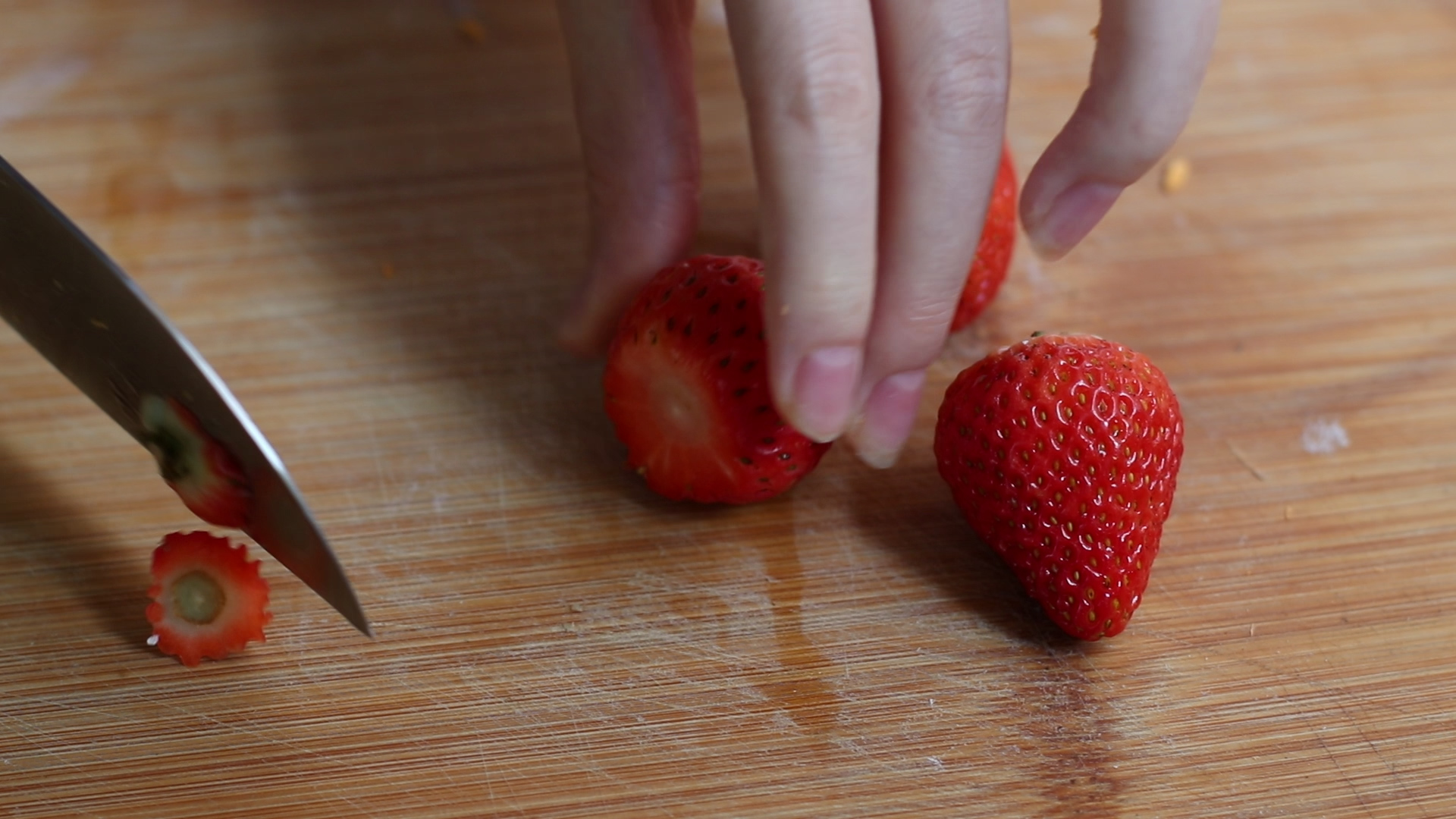 教你在家做脆皮草莓，切开好看又好吃，做法简单，比卖的还美味的做法 步骤1