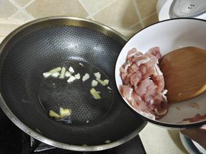 清爽脆口的笋炒肉片，这样做，笋比肉好吃的做法 步骤3