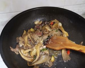 快炒，平菇炒肉，蘑菇炒出肉味道的做法 步骤7