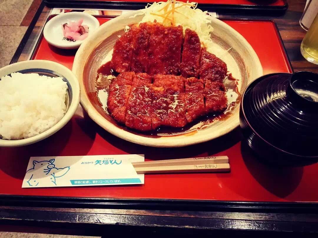 日式猪排饭配味噌汤
