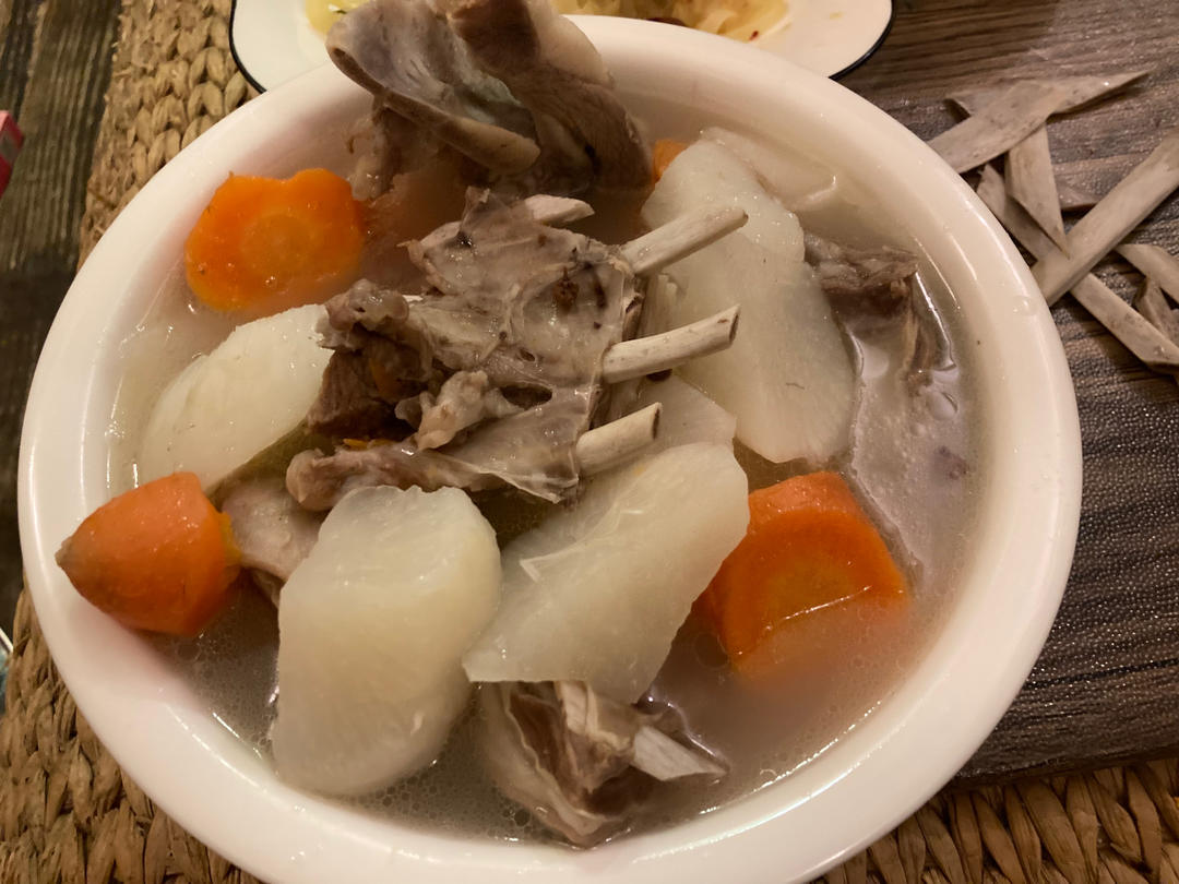 清炖羊排，老爸的拿手菜，汤鲜味浓，羊肉软烂，连萝卜都非常好吃