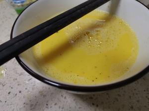 大酱鸡蛋炒蒜苔的做法 步骤2