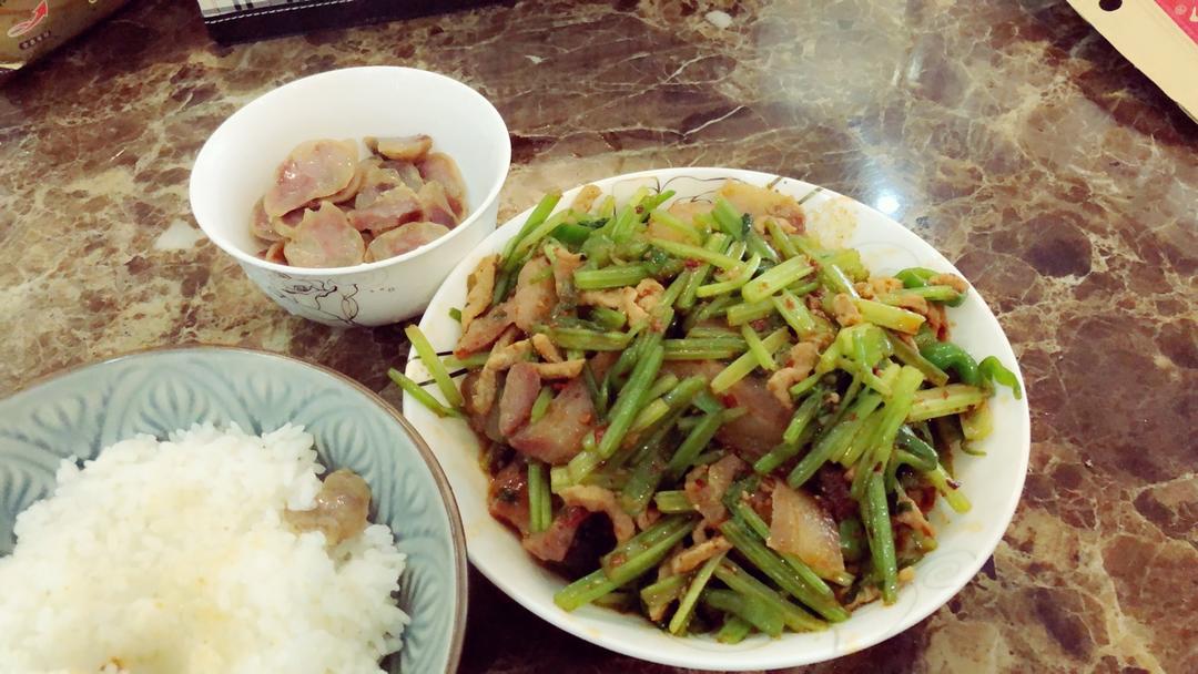 芹菜炒肉