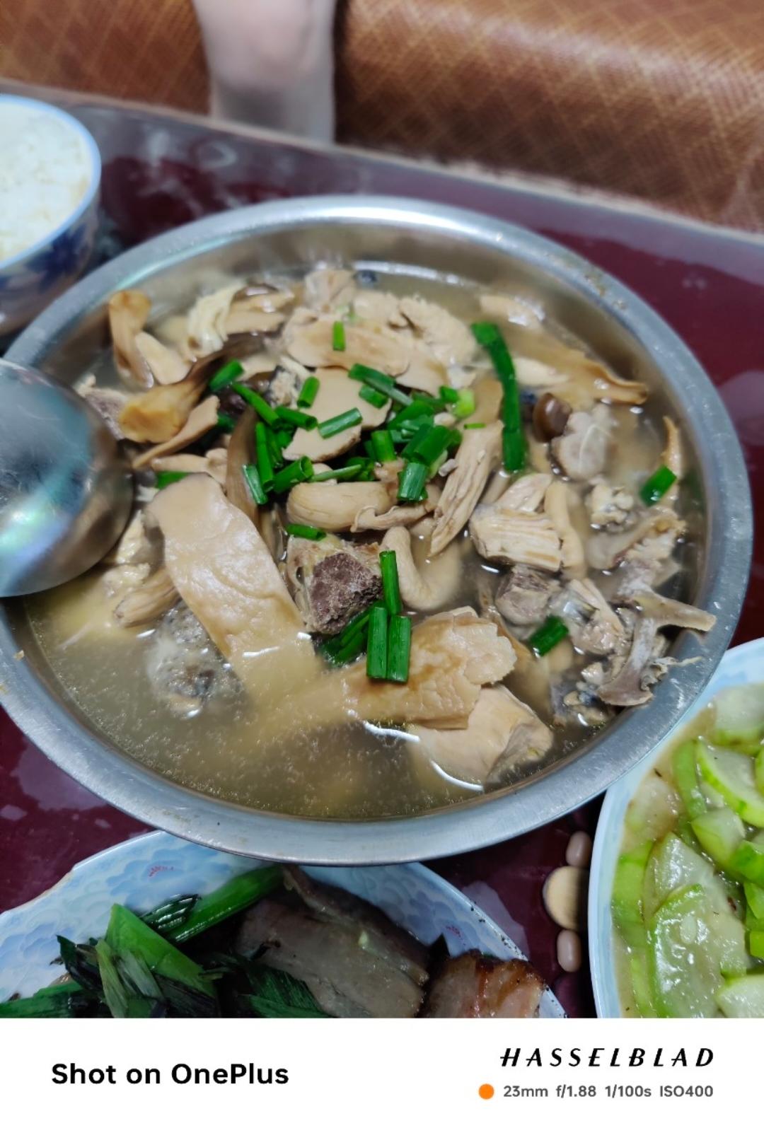 菌菇炖鸡汤