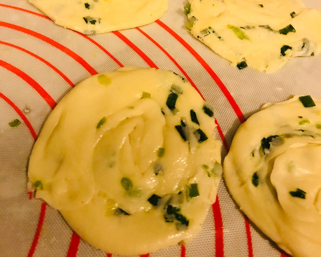 快手简易版葱油饼😍万能饺子皮💓超级酥脆💗💗💗懒人可以约起来哈的做法