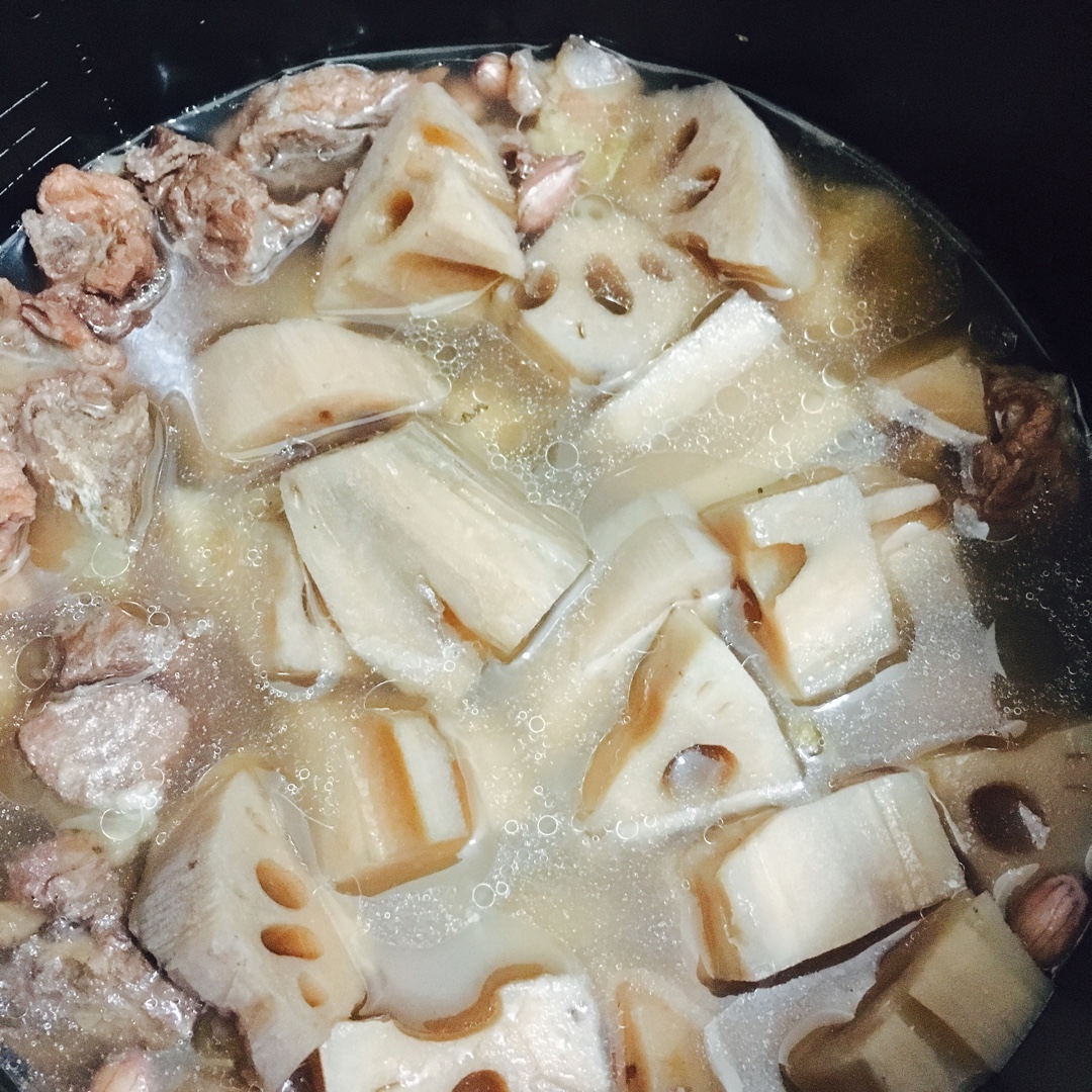 莲藕花生骨头汤（煮出粉粉的藕）