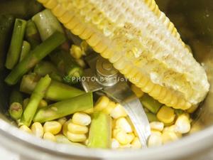 芦笋玉米浓汤（净素）的做法 步骤1