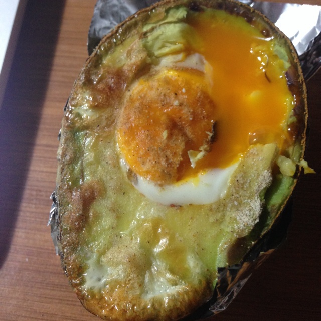牛油果烤鸡蛋
