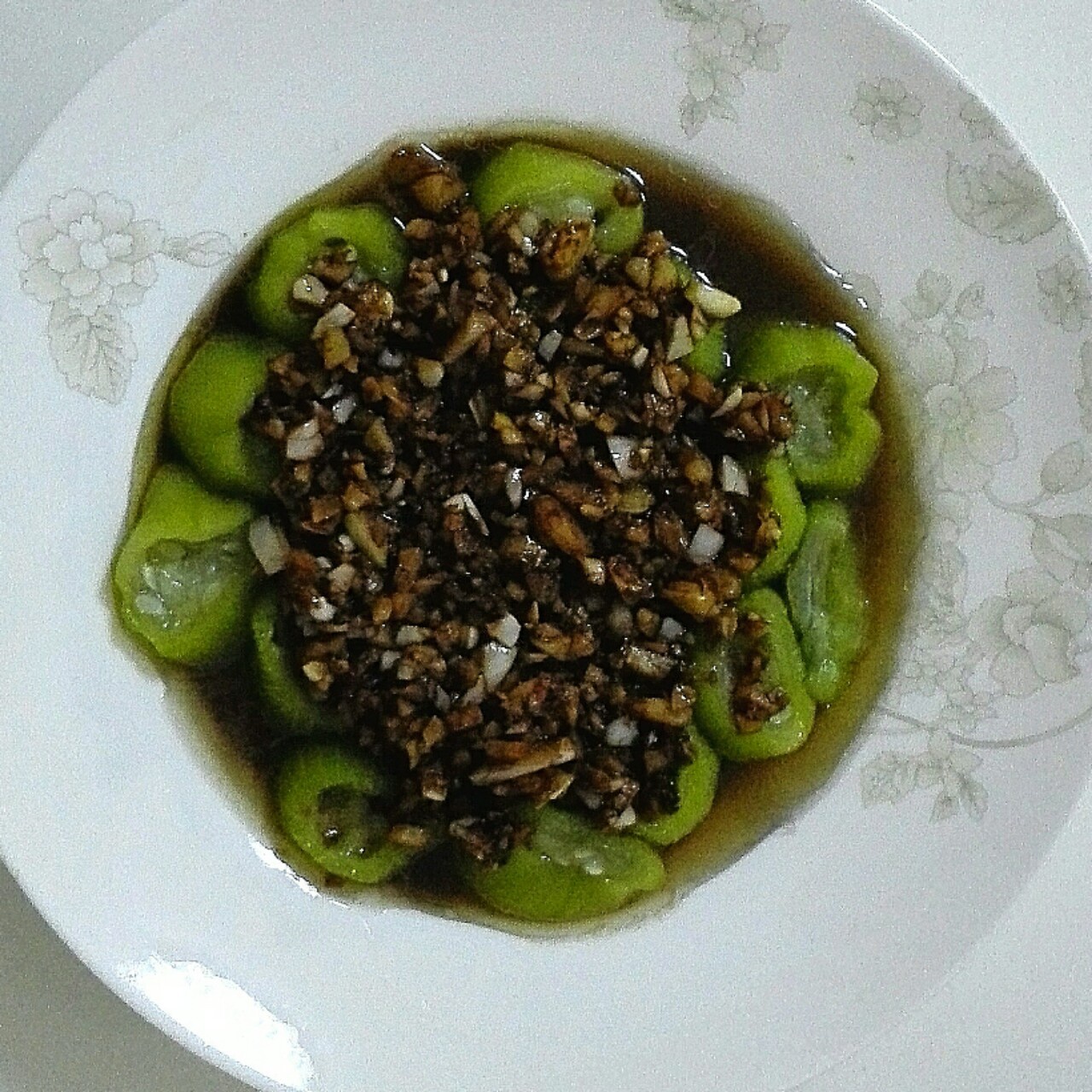 只需要五分钟就可以的美味蒜蓉蒸丝瓜