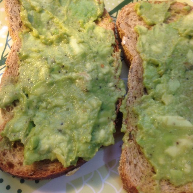 牛油果酱抹面包