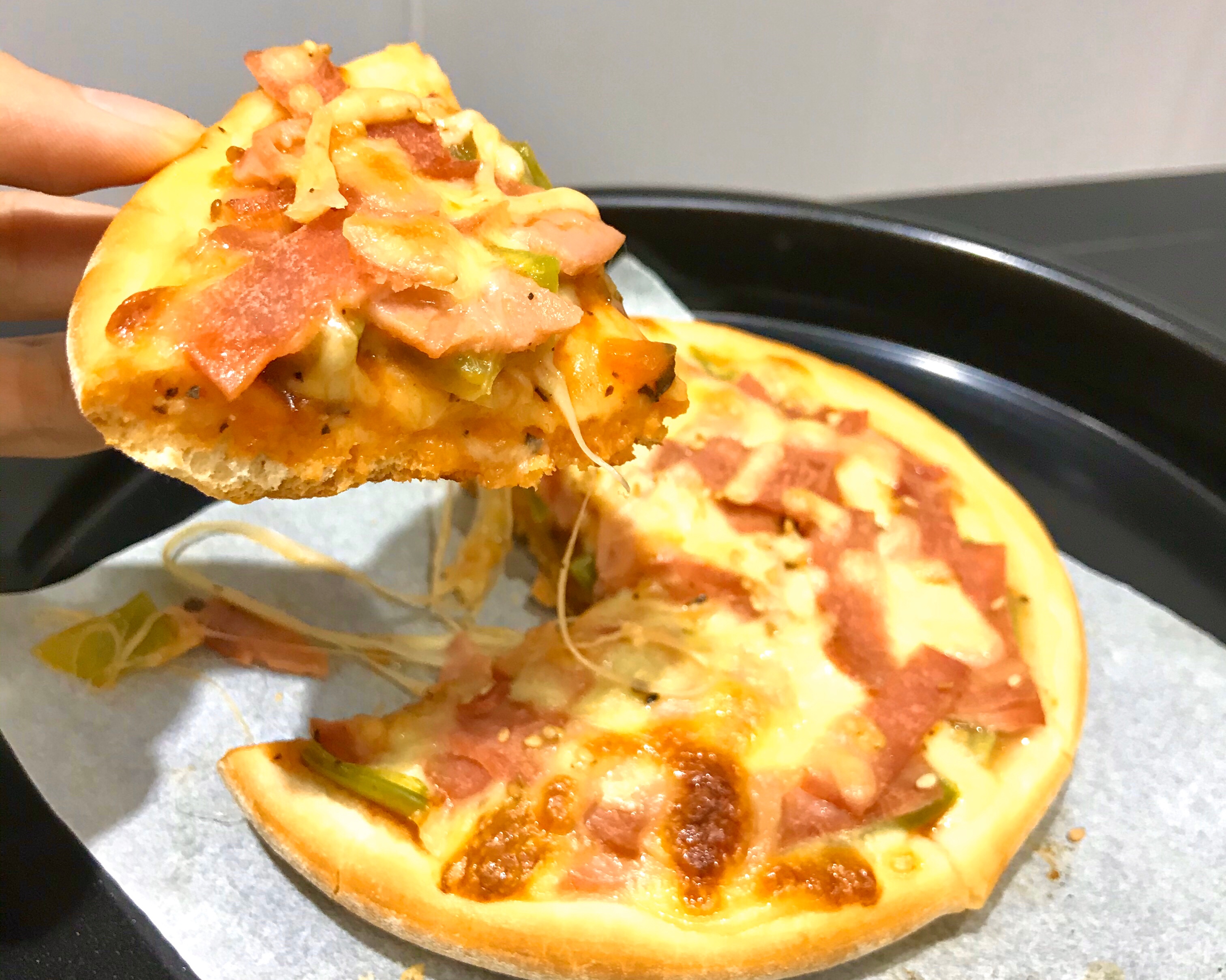 青椒火腿芝士拉丝披萨的做法