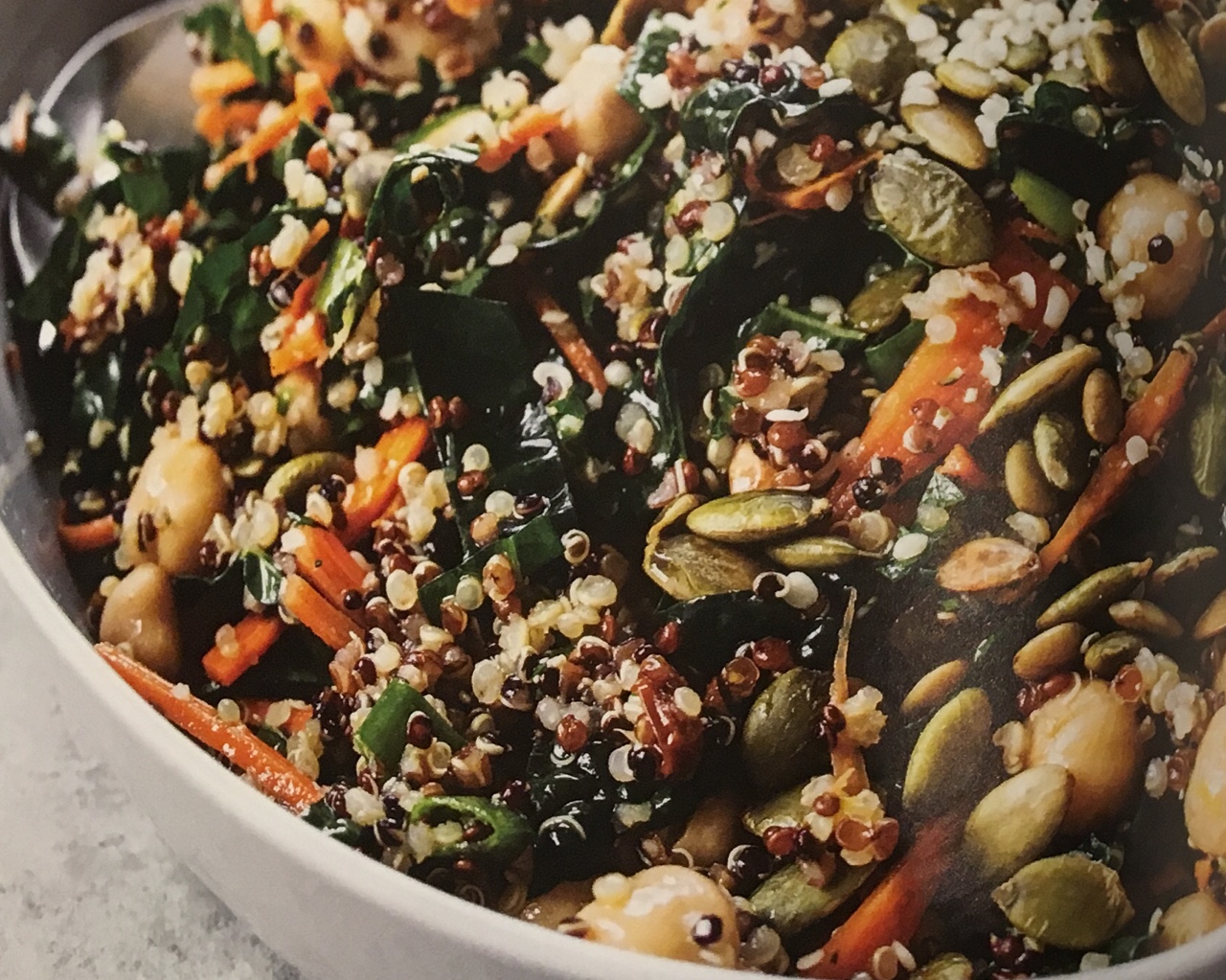 protein-rich rainbow salad with quinoa的做法