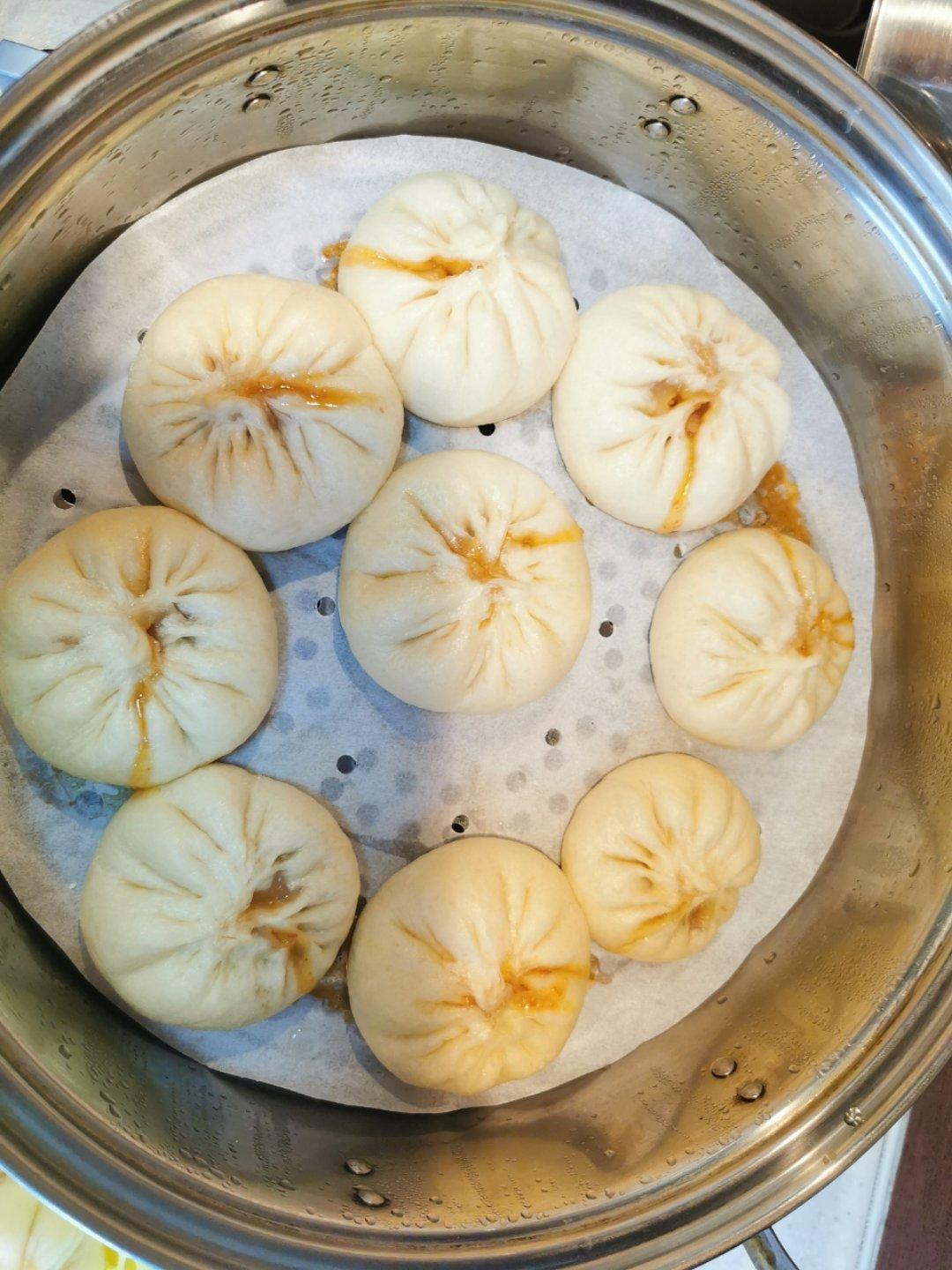 云朵般松软爆浆蜜汁叉烧包