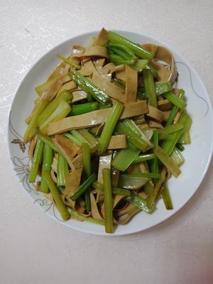 芹菜豆腐皮的做法 步骤1