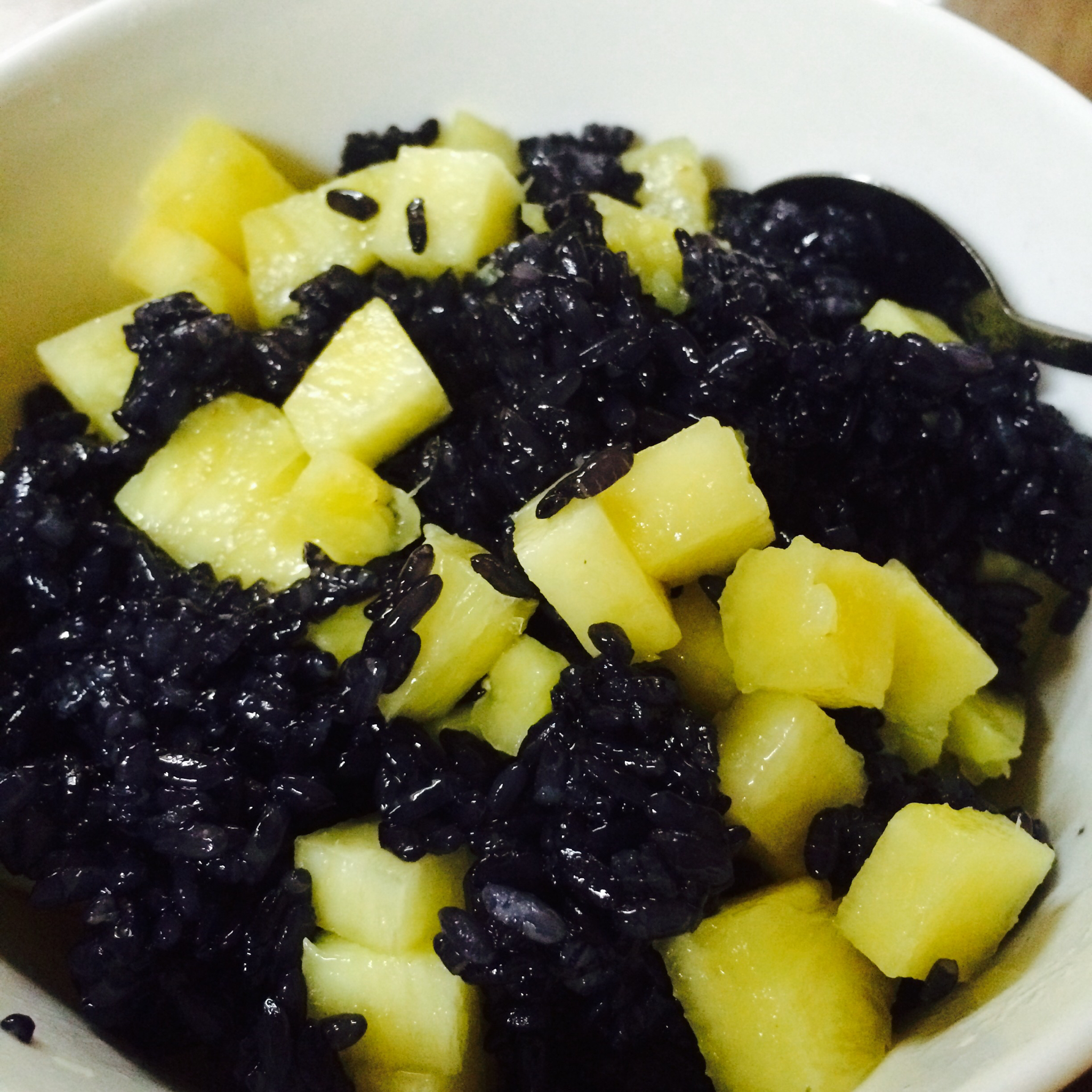 栀子花语做的菠萝乌米饭