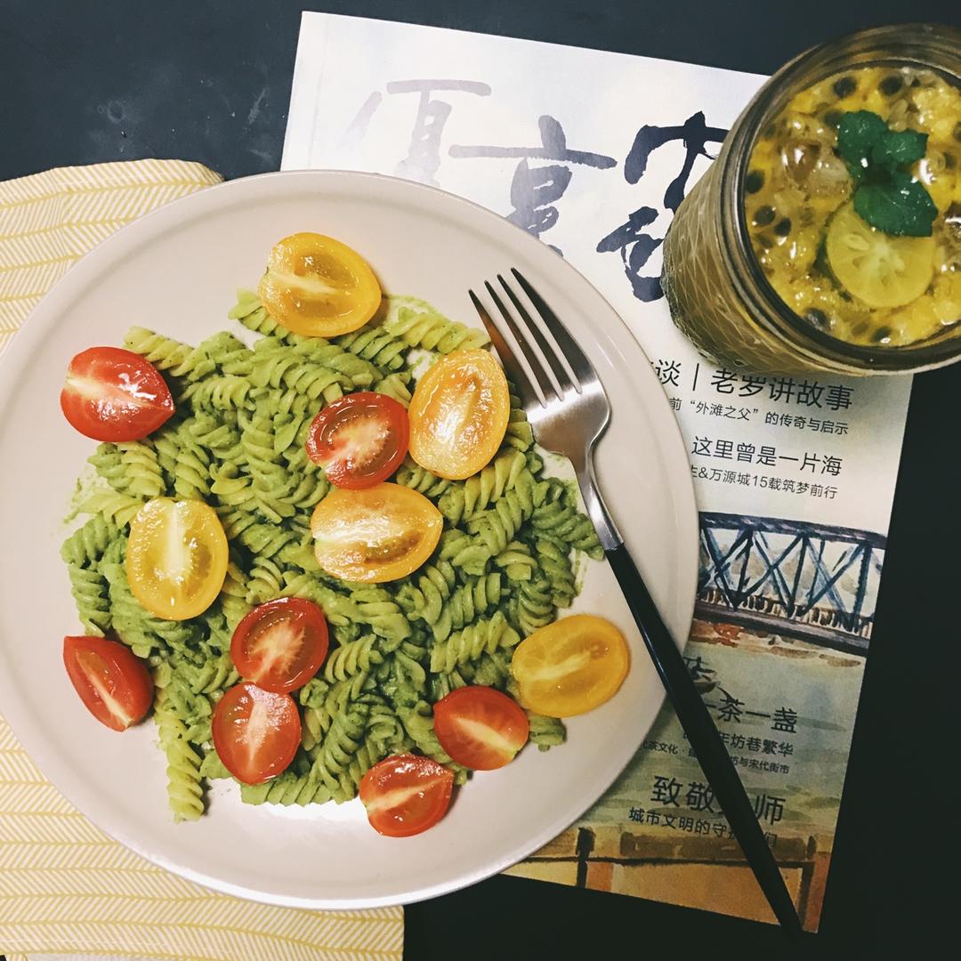 【健康三餐】菠菜牛油果青酱西葫芦面条