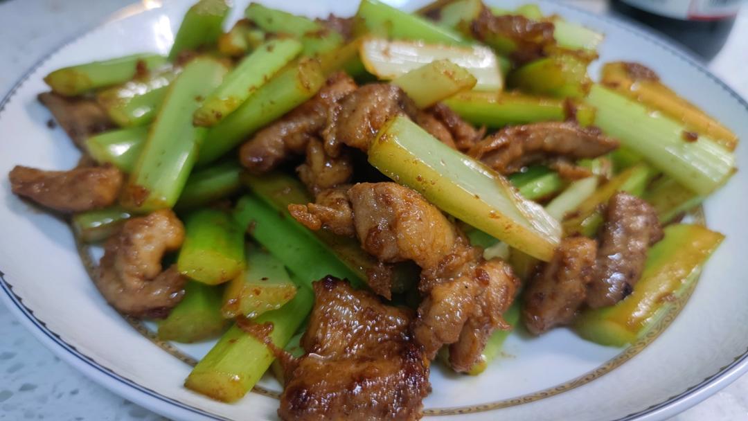芹菜炒肉
