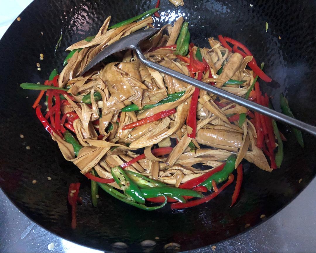 青红椒炒卤豆筋豆笋的做法