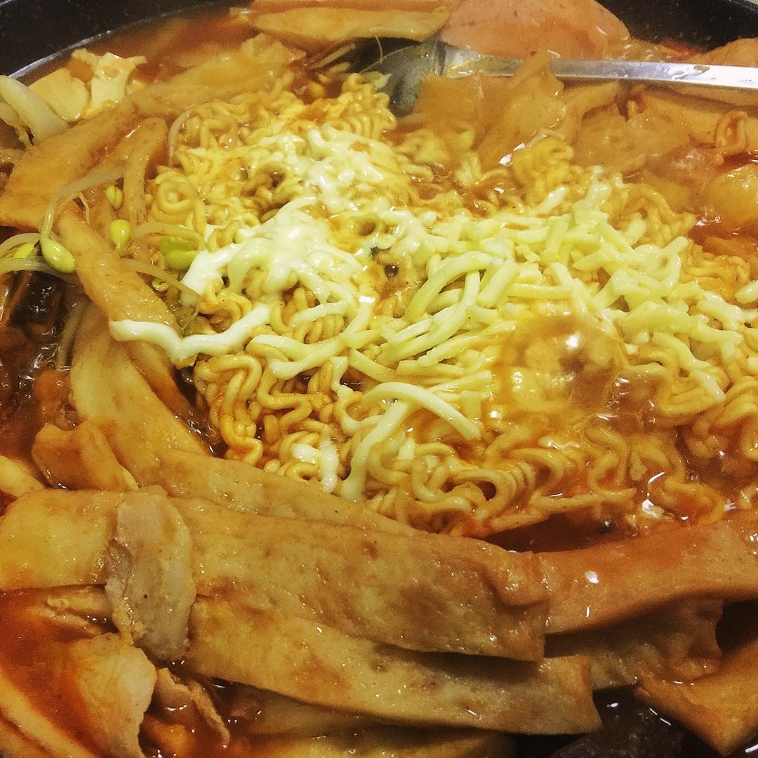 韩式部队锅 Korean Hot Pot (Budae-jjigae)