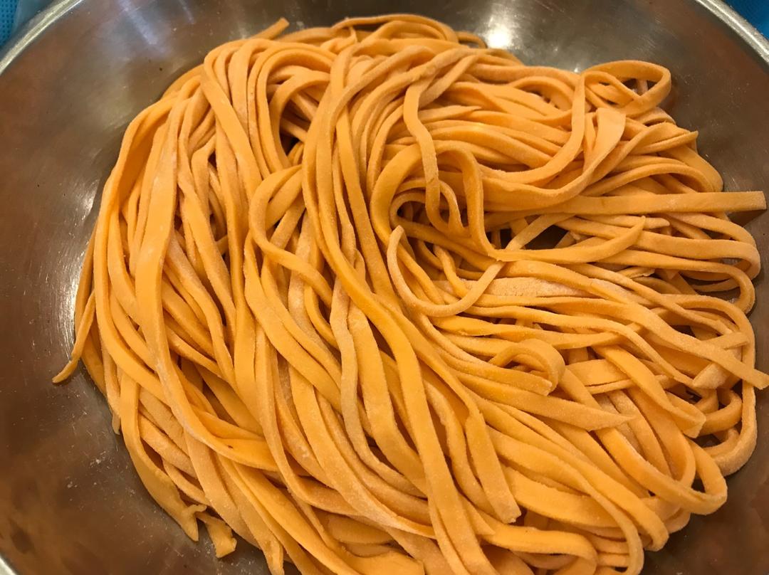 手工胡萝卜面条