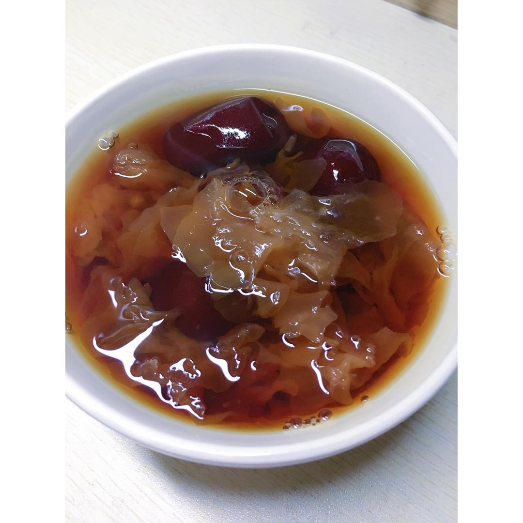 银耳红枣枸杞甜汤