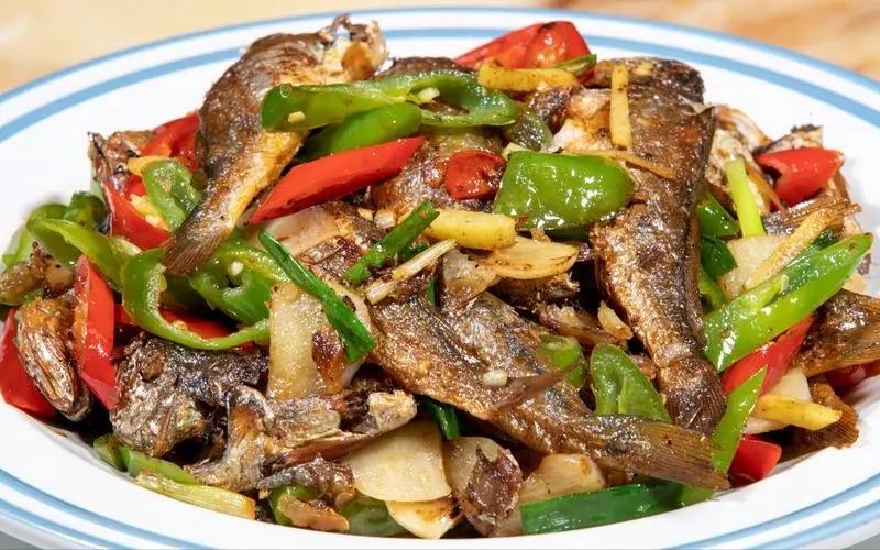 辣椒炒鱼干