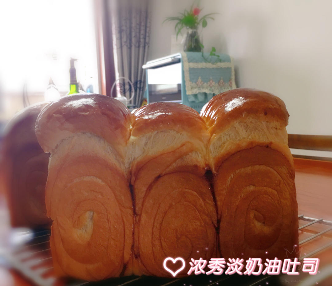 浓香淡奶油吐司强烈推荐！爱长个儿的软胖子，看它在烤箱里疯长心理极度舒适