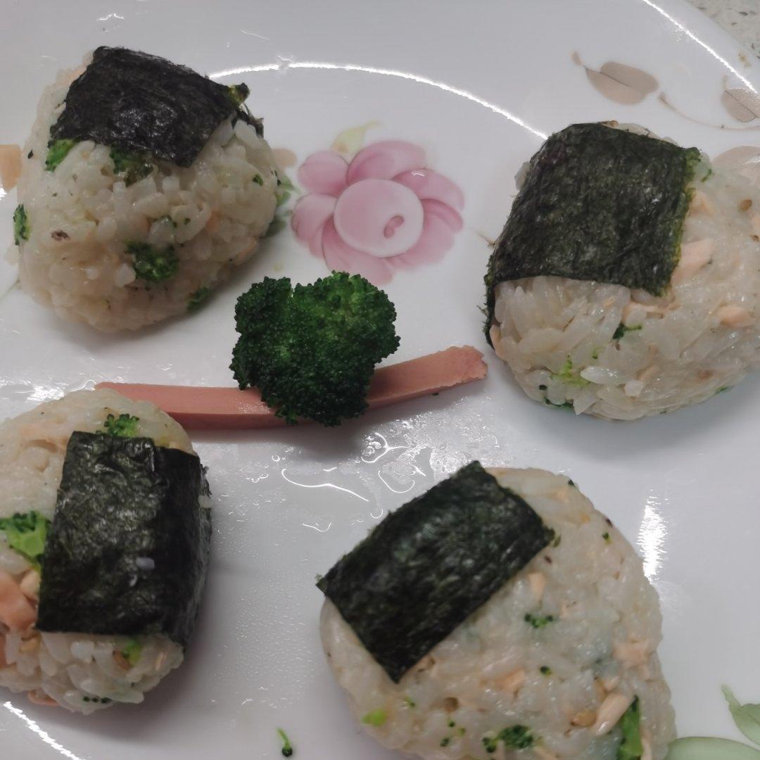 西兰花三文鱼饭团