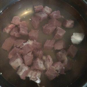 自创牛肉胡萝卜土豆面的做法 步骤2