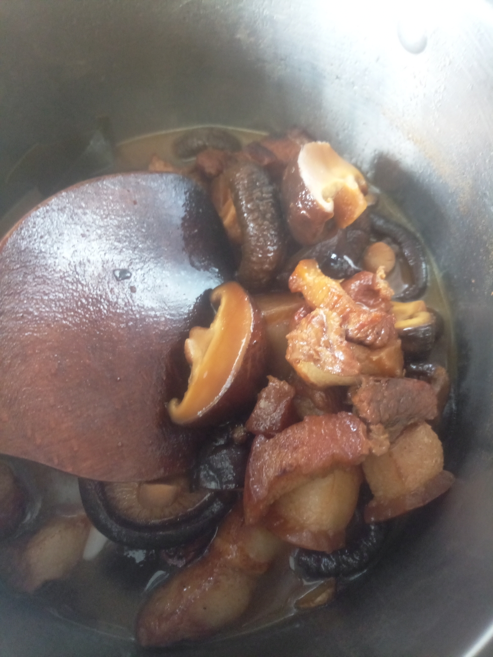 香菇焖五花肉的做法 步骤5