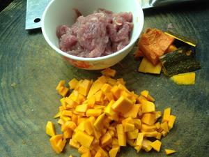 南瓜小米瘦肉粥的做法 步骤3
