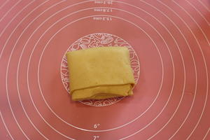 【南瓜蒸饼】这个南瓜蒸饼有9层，它是这样叠出来的的做法 步骤8