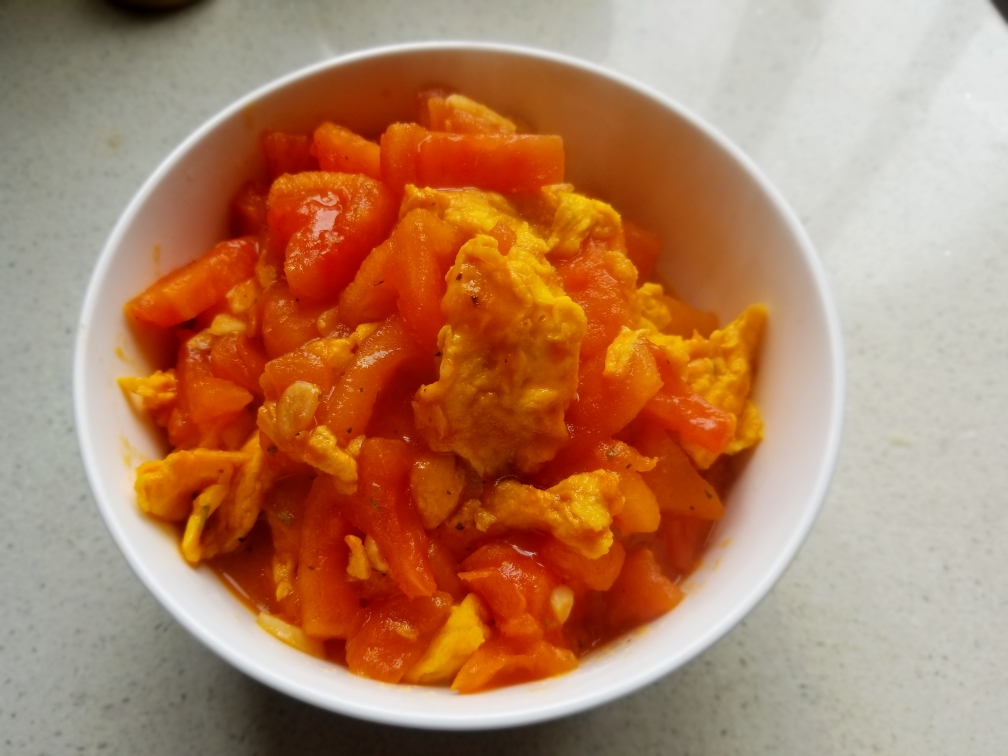 番茄炒蛋/蒜香中国西红柿浓汤配金黄煎鸡蛋的做法
