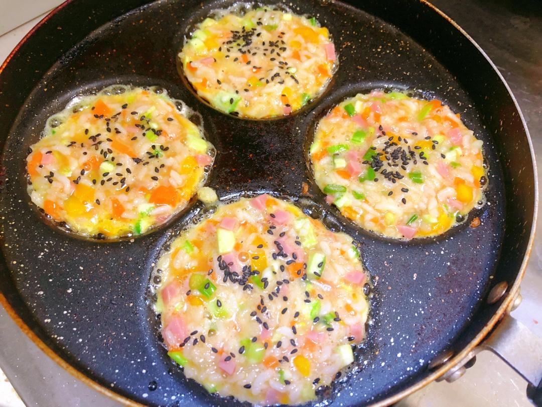 早餐蛋饼，解决剩米饭的好方法，食材随意味道超赞👍