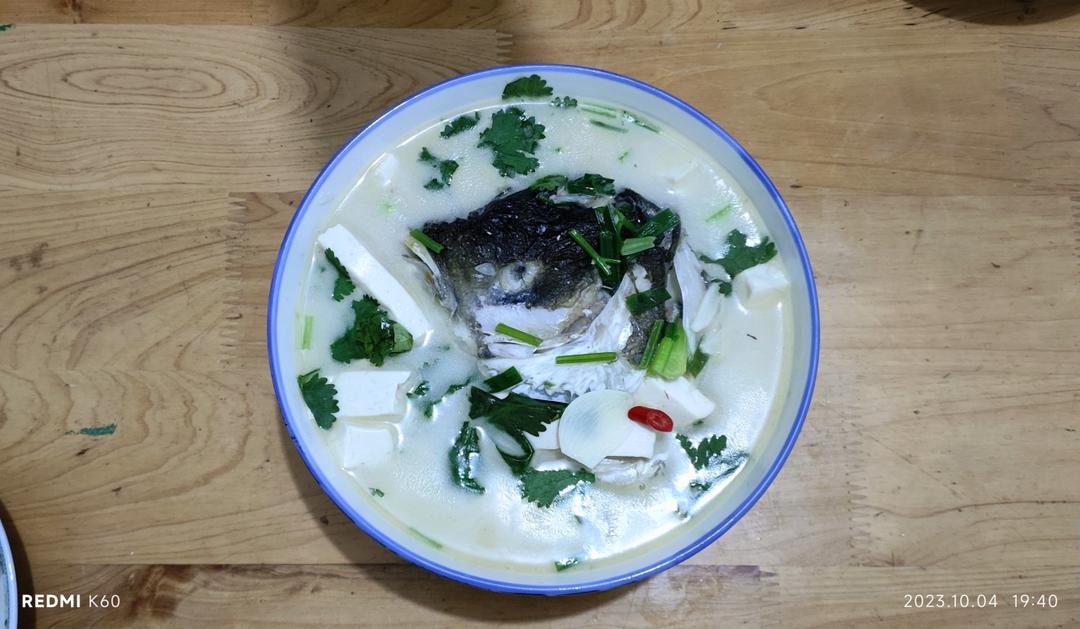 鱼头汤（鱼头豆腐时蔬汤、味鲜汤白有窍门)