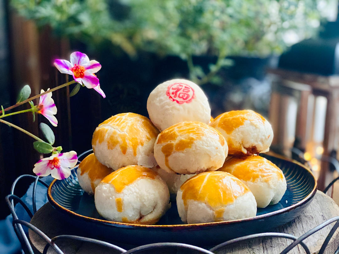 快到中秋了，最爱现烤现吃榨菜鲜肉月饼，酥皮又薄又脆、肉馅大，榨菜分明可见，好方子一起分享～