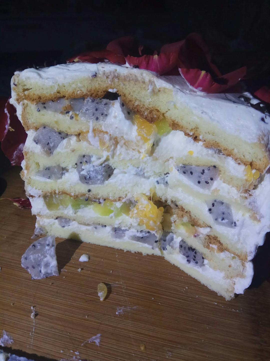 玫瑰花瓣生日蛋糕