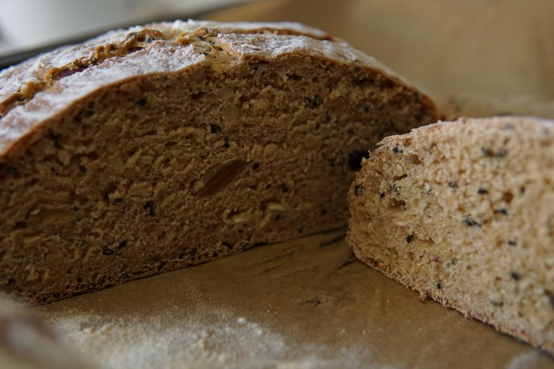 黑糖燕麦红枣核桃黑芝麻软欧