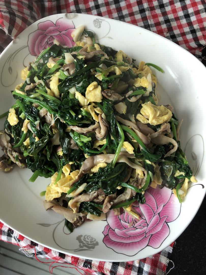 鸡蛋蘑菇炒菠菜