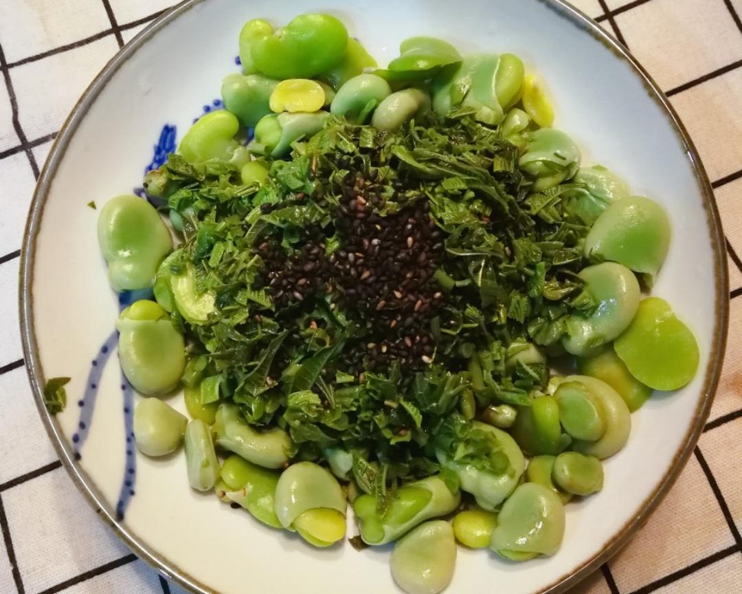 春天里🏞稍纵即逝⏳嫩鲜、清香素食，味道鲜美的“油泼椿芽🌱嫩蚕豆🥗”，赶紧动手🤲尝一口💋的做法 步骤12