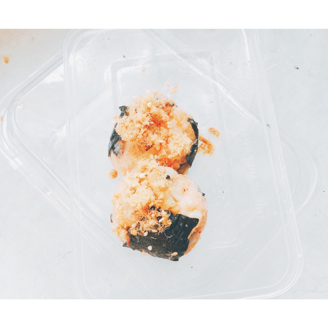 /土豆玉米海苔肉松🍙/
【材料】
土豆 玉米 海苔碎 肉松 酸黄瓜 拌饭酱