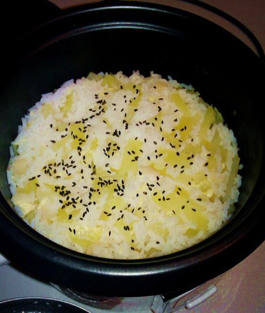 土豆闷米饭的做法