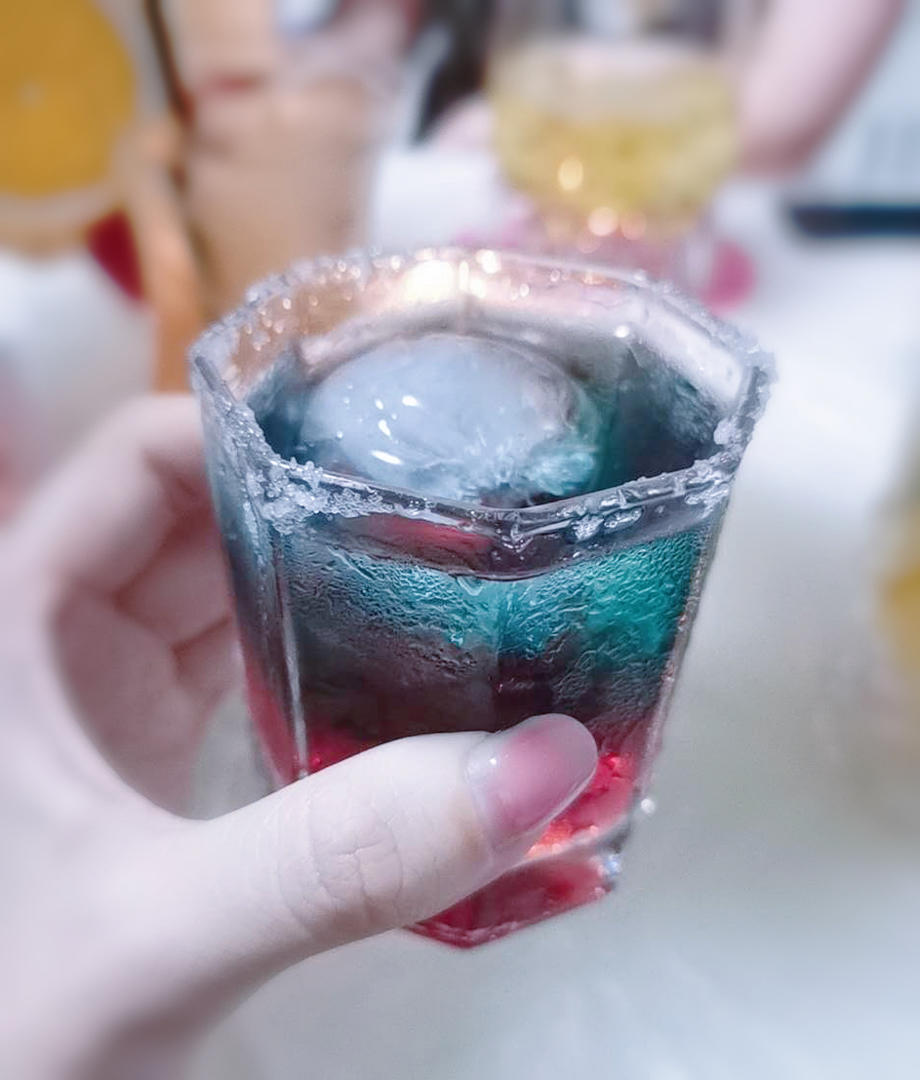 玛格丽特鸡尾酒 酒杯里的冰火星河