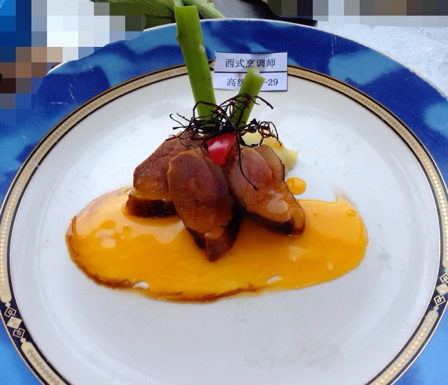 煎鸭胸配香橙酱汁