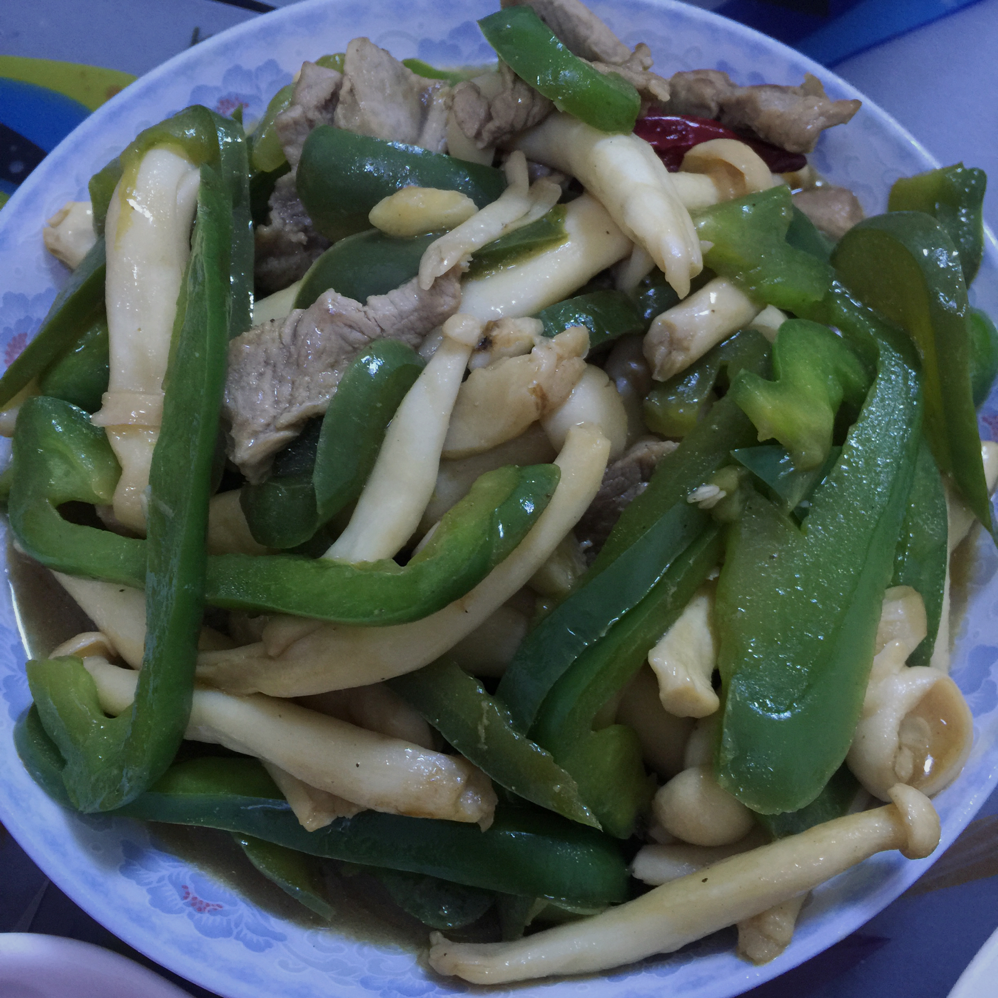 青椒海鲜菇爆炒肉片